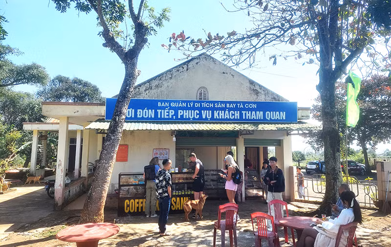 Khách du lịch trong và ngoài nước tham quan sân bay Tà Cơn, tỉnh Quảng Trị.