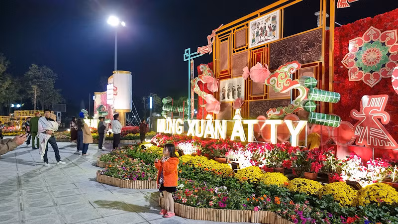 Đường hoa Xuân là điểm đến được nhiều người dân và du khách lựa chọn mỗi dịp Tết đến, Xuân về.