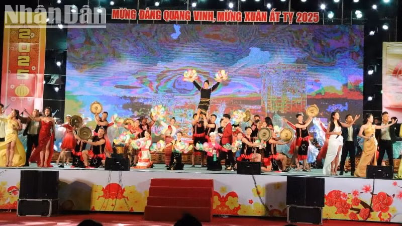 Tiết mục hát múa: Đắk Lắk tung cánh mặt trời tại chương trình.