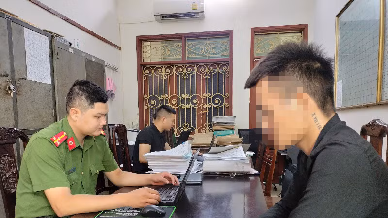 Công an tỉnh Ninh Bình đấu tranh lấy lời khai. (Ảnh: VĂN LÚA)