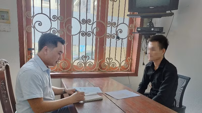 Phóng viên Báo Nhân Dân phỏng vấn đối tượng N.V.C về các hành vi lừa đảo qua không gian mạng. (Ảnh: VĂN HÙNG) Phóng viên Báo Nhân Dân phỏng vấn đối tượng N.V.C về các hành vi lừa đảo qua không gian mạng. (Ảnh: VĂN HÙNG)