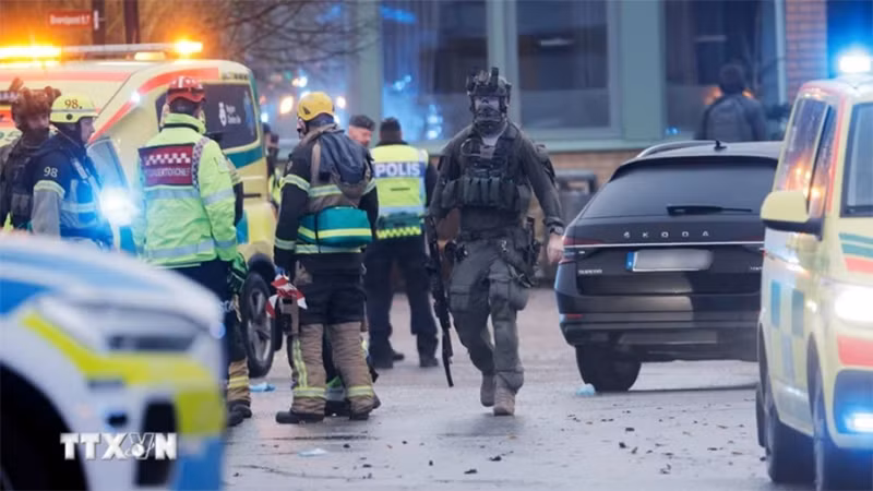 Cảnh sát và lực lượng khẩn cấp được triển khai sau vụ nổ súng tại trường học Risbergska ở thành phố Orebro, miền Trung Thụy Điển ngày 4/2. (Ảnh: EPA/TTXVN)
