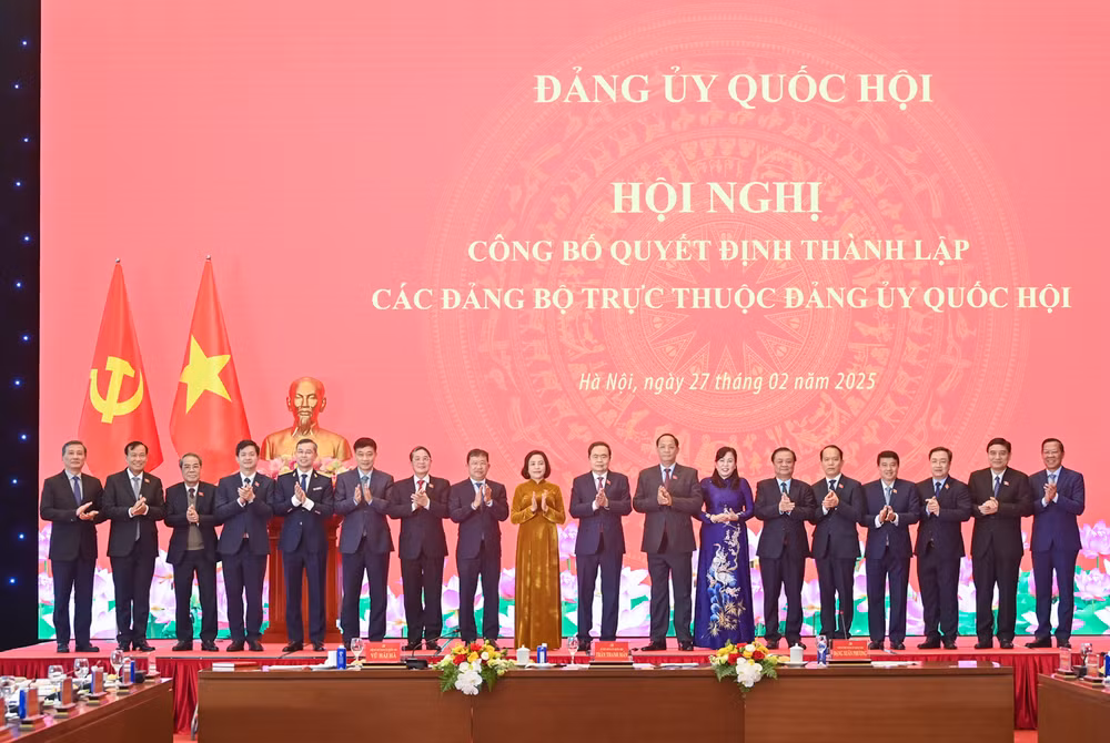 Bí thư Đảng ủy Quốc hội, Chủ tịch Quốc hội Trần Thanh Mẫn cùng các đại biểu với 11 đồng chí Bí thư Đảng bộ trực thuộc. (Ảnh: DUY LINH)