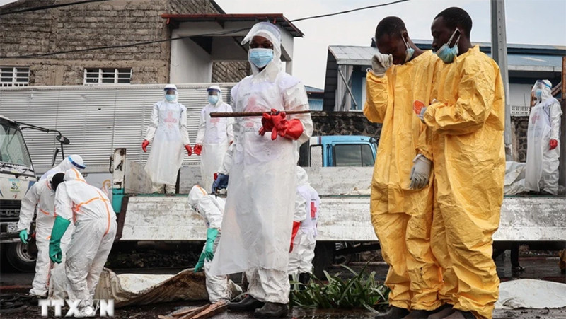 Nhân viên y tế chuyển các thi thể được tìm thấy tại Goma, CHDC Congo. (Ảnh: THX/TTXVN)
