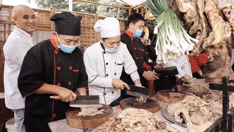 Các nghệ nhân phục vụ khách tại Festival Phở. (Ảnh: ND)