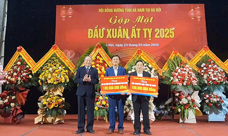 Hội đồng hương Hà Nam tại Hà Nội tặng quà cho Hội Khuyến học và Hội nạn nhân chất độc da cam tỉnh Hà Nam.