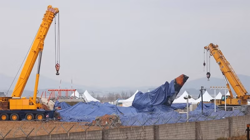 Hiện trường vụ tai nạn máy bay của hãng hàng không Jeju Air tại Muan, Hàn Quốc. (Ảnh: Yonhap/TTXVN)