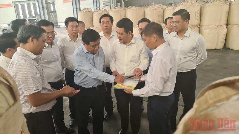 Đoàn công tác của Trung ương thăm Nhà máy Nhôm Đắk Nông - TKV tại Khu công nghiệp Nhân Cơ, xã Nhân Cơ, huyện Đắk R’lấp, tỉnh Đắk Nông. Đắk Nông sớm hoàn thành quy hoạch tỉnh để phát triển -0