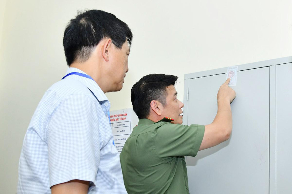 Cán bộ Cục A03 Bộ Công an lưu ý điểm thi một số quy định trong việc dán niêm phong tại tủ đựng đề thi. Bảo đảm Kỳ thi tốt nghiệp THPT năm 2022 diễn ra nghiêm túc, an toà -0