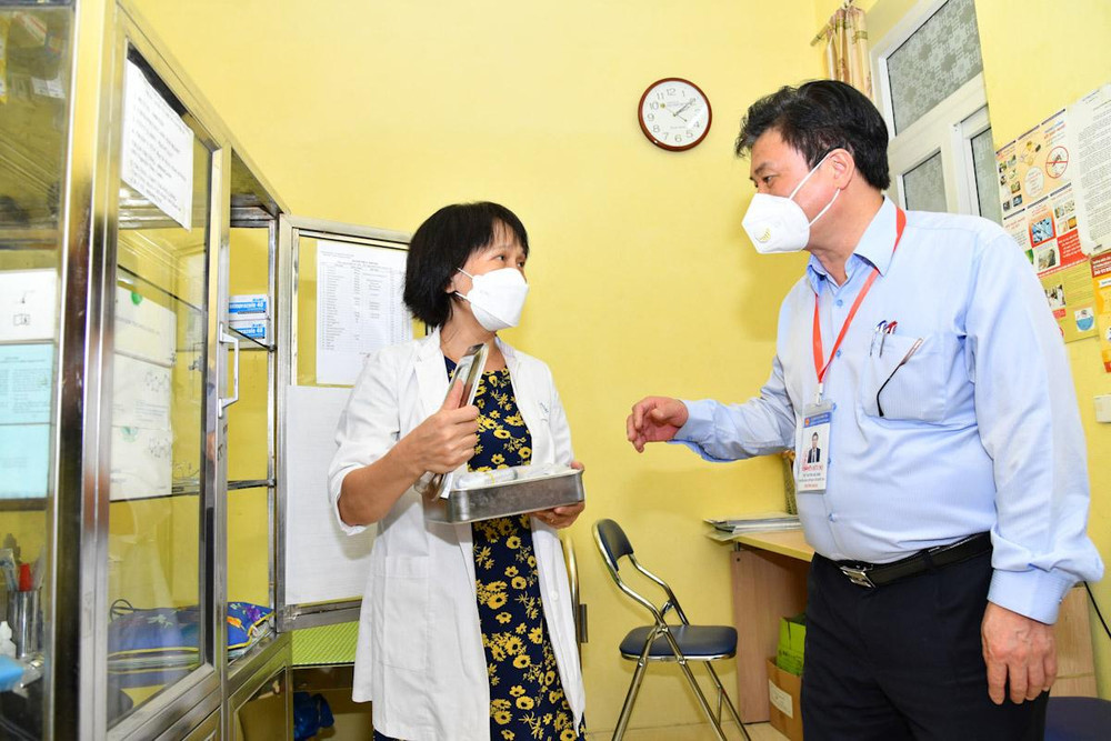 Thứ trưởng Nguyễn Hữu Độ kiểm tra phòng y tế tại điểm thi. Theo đó, nhà trường đã chuẩn bị đầy đủ các loại thuốc, áo bảo hộ dành cho giám thị làm việc tại phòng thi có thí sinh liên quan dịch tễ đến Covid-19, các bộ kit xét nghiệm Covid-19,… bảo đảm xử lý các tình huống liên quan đến sức khỏe của thí sinh và cán bộ làm nhiệm vụ tại điểm thi. Bảo đảm Kỳ thi tốt nghiệp THPT năm 2022 diễn ra nghiêm túc, an toà -0