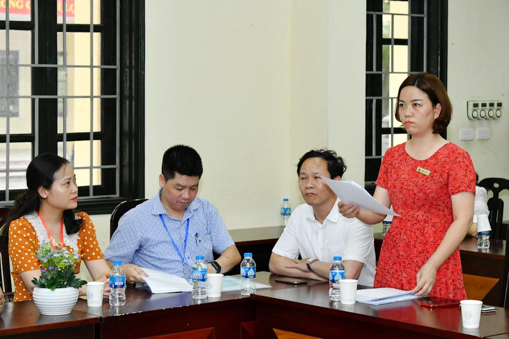 Phó Hiệu trưởng Trường THPT Thăng Long Hoàng Thị Hải Lý báo cáo với đoàn giám sát công tác chuẩn bị của nhà trường cho kỳ thi năm nay. Bảo đảm Kỳ thi tốt nghiệp THPT năm 2022 diễn ra nghiêm túc, an toà -0