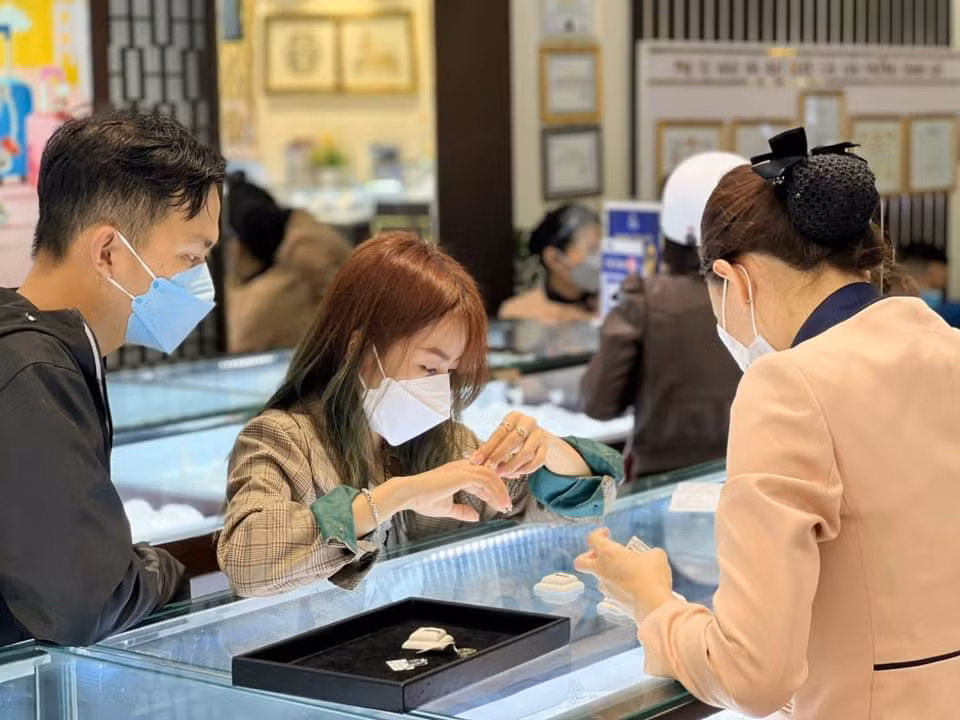 Thị trường trang sức cưới những tháng cuối năm 2022 diễn ra sôi động.