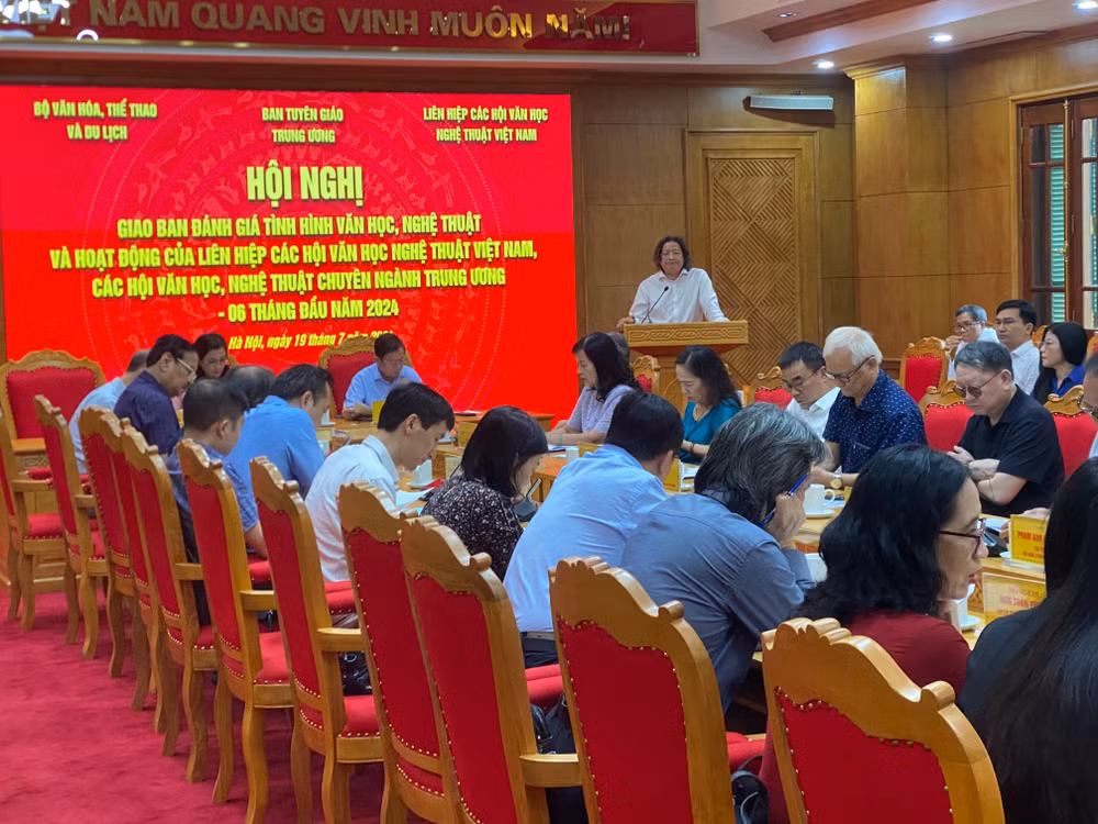 Các đại biểu thảo luận tại hội nghị.