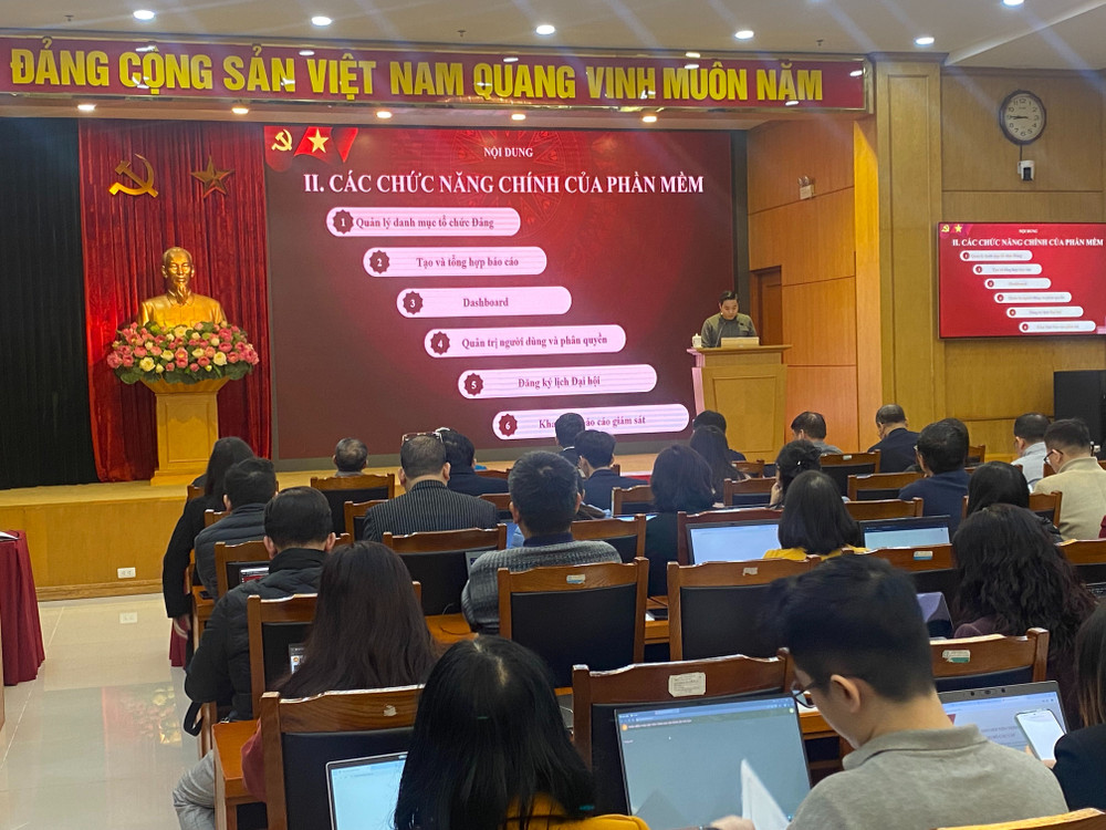 Giảng viên giới thiệu các chức năng và hướng dẫn sử dụng phần mềm theo dõi tiến trình đại hội đảng bộ các cấp.