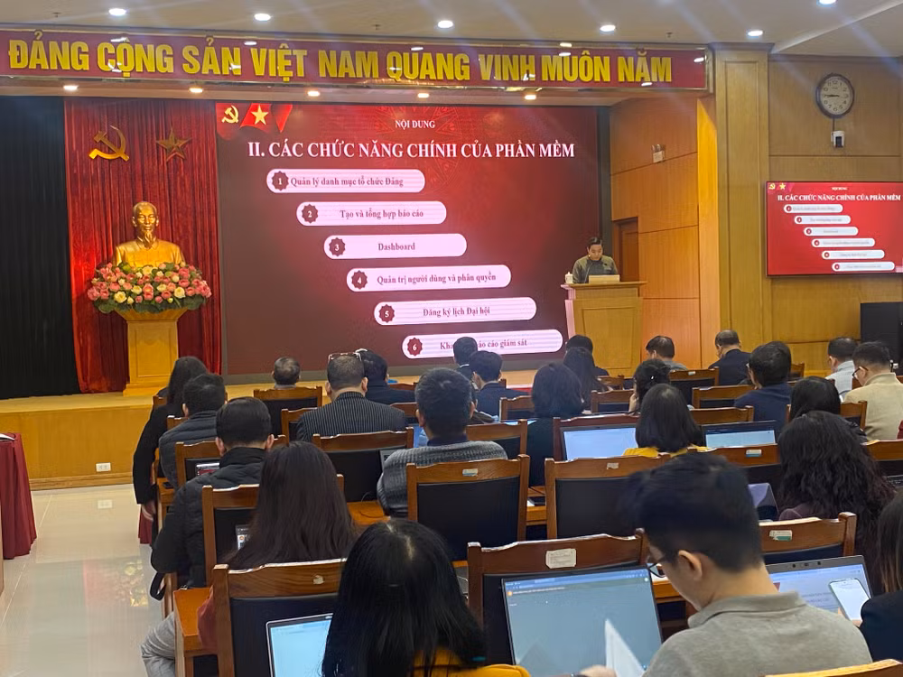 Giảng viên giới thiệu các chức năng và hướng dẫn sử dụng phần mềm theo dõi tiến trình đại hội đảng bộ các cấp.