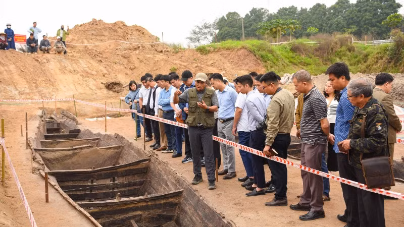 Các cán bộ khảo cổ trao đổi về hiện vật phát hiện trong quá trình khai quật. 