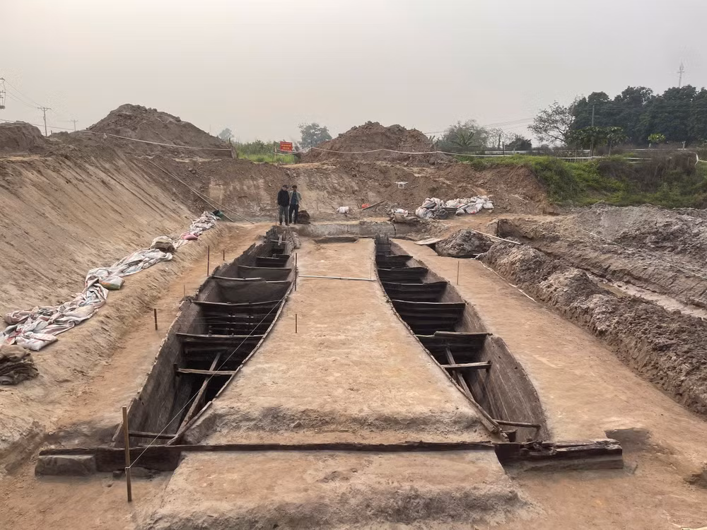 Toàn cảnh hai chiếc thuyền tại hố khai quật.