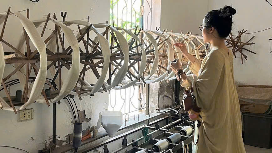 Trần Minh Nhi, người sáng lập thương hiệu Du Nhiên, cẩn thận nghiên cứu từng quy trình dệt lụa tơ tằm để lựa chọn những sản phẩm tốt nhất. 