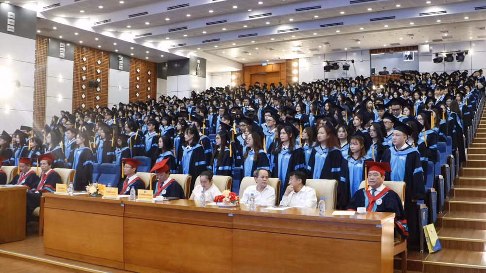 Các tân cử nhân trong lễ trao bằng