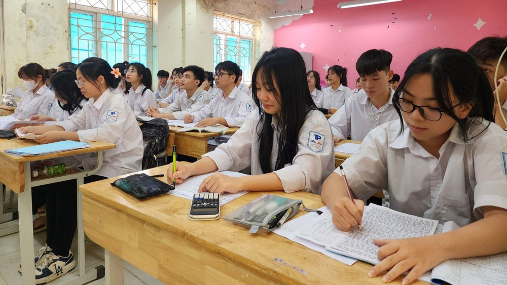 Học sinh lớp 12, Trường THPT Tiền Phong (Mê Linh, Hà Nội) trong giờ ôn thi tốt nghiệp.