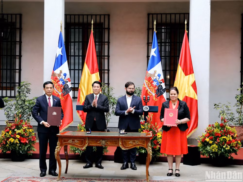 Lãnh đạo Bộ, ngành ký văn kiện.
