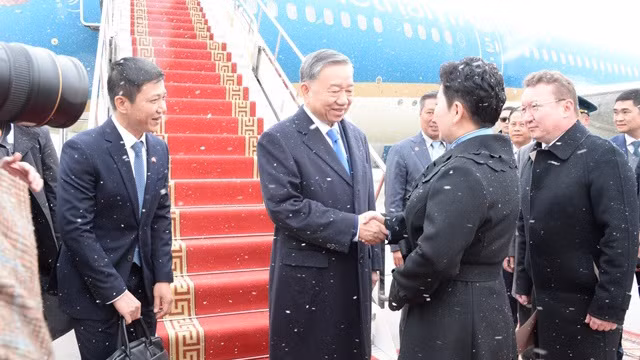 Bộ trưởng Ngoại giao Mông Cổ đón Tổng Bí thư, Chủ tịch nước.