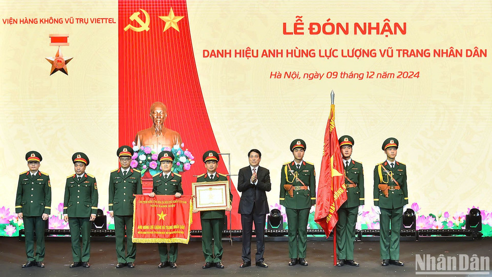 Chủ tịch nước Lương Cường trao danh hiệu Anh hùng Lực lượng vũ trang nhân dân cho Viện Hàng không Vũ trụ Viettel.