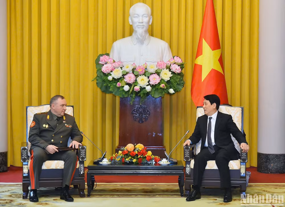 Chủ tịch nước Lương Cường tiếp Bộ trưởng Quốc phòng Belarus Khrenin Viktor Gennadievich.