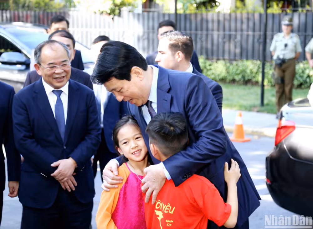 Chủ tịch nước Lương Cường với các cháu thiếu nhi con em cán bộ, nhân viên Đại sứ quán và cộng đồng người Việt Nam tại Chile.