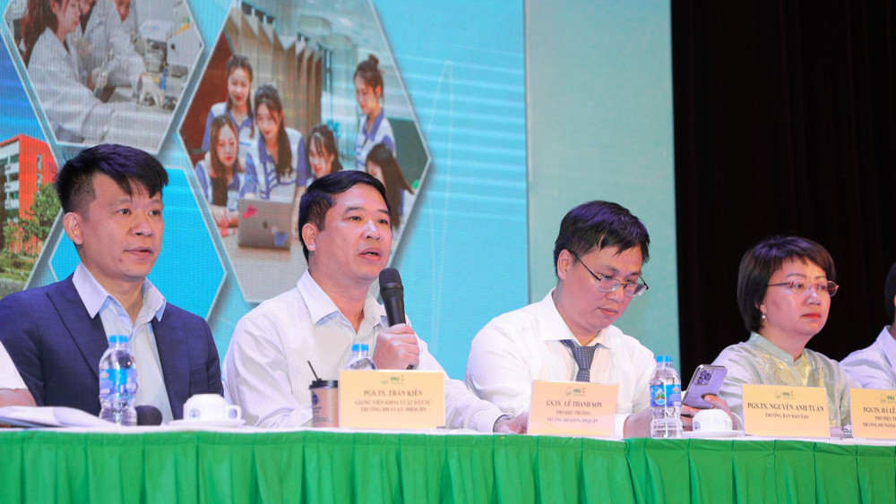 Cán bộ Đại học Quốc gia Hà Nội giải đáp thắc mắc, kiến nghị của học sinh tại ngày hội tư vấn. 