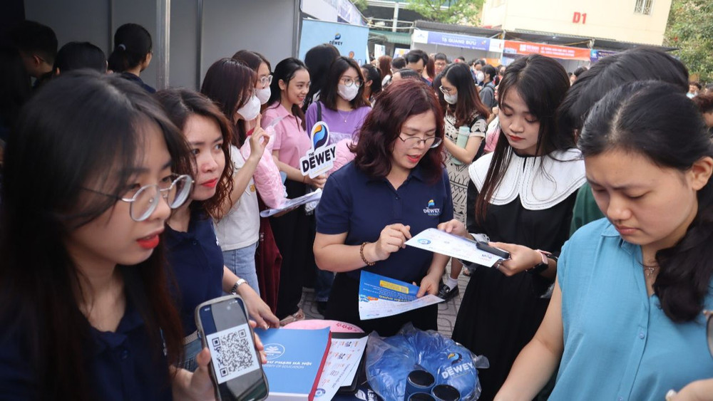 Nhà tuyển dụng giới thiệu cơ hội việc làm, vị trí tuyển dụng cho sinh viên.