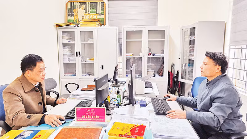 Cán bộ ban Dân vận Huyện ủy Lang Chánh bảo đảm nền nếp làm việc.