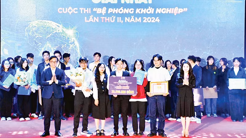 Dự án Awake Drive đã giành giải nhất cuộc thi Bệ phóng khởi nghiệp năm 2024.