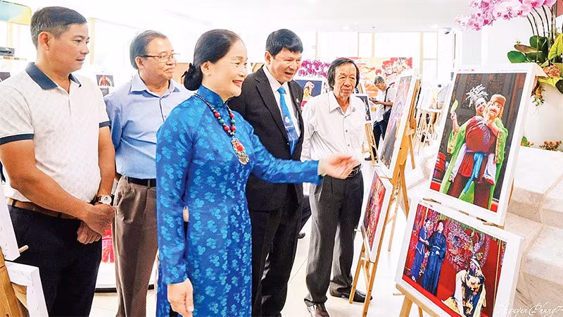 Nghệ sĩ nhiếp ảnh Nguyễn Hồng Nga dành hơn 30 năm lưu lại rất nhiều hình ảnh về chủ đề sân khấu. (Ảnh CTV)