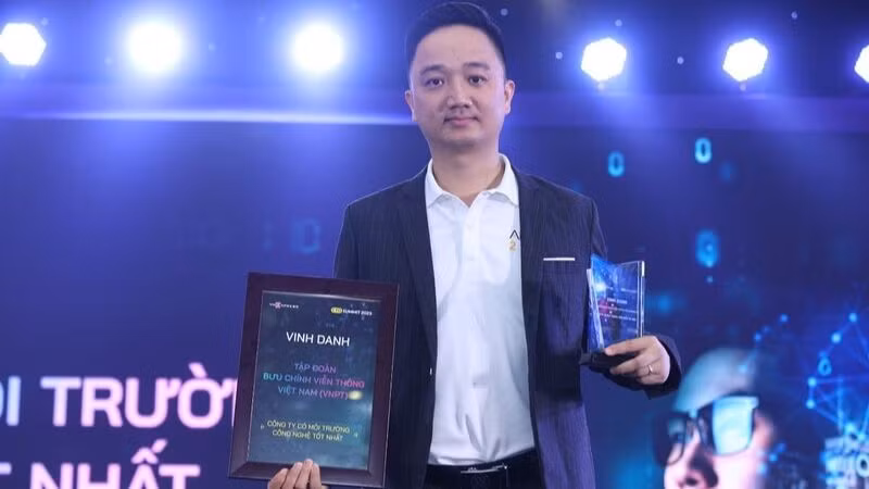 Đại diện VNPT nhận giải Công ty có môi trường công nghệ tốt nhất tại Ngày hội Trí tuệ nhân tạo Việt Nam (AI4VN 2023).