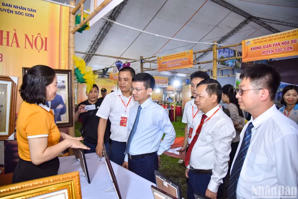 Các đại biểu tham quan gian hàng tại hội chợ.