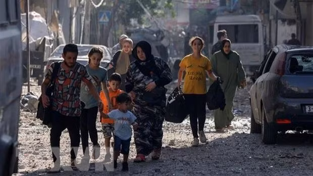 Người dân Palestine sơ tán khỏi thành phố Gaza nhằm tránh xung đột giữa Israel và Phong trào Hamas, ngày 11/10/2023. (Ảnh: AFP/TTXVN)