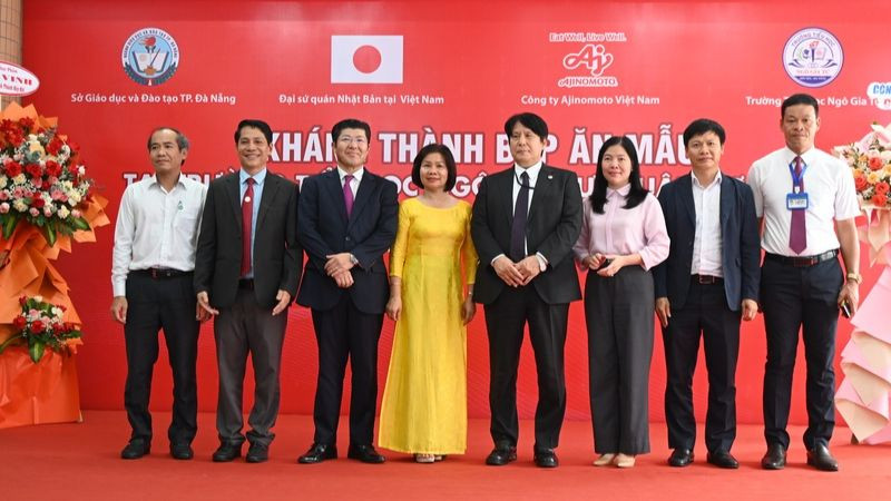 Các đại biểu tham gia lễ Khánh thành Bếp ăn mẫu tại Trường tiểu học Ngô Gia Tự thuộc Dự án Bữa ăn học đường.