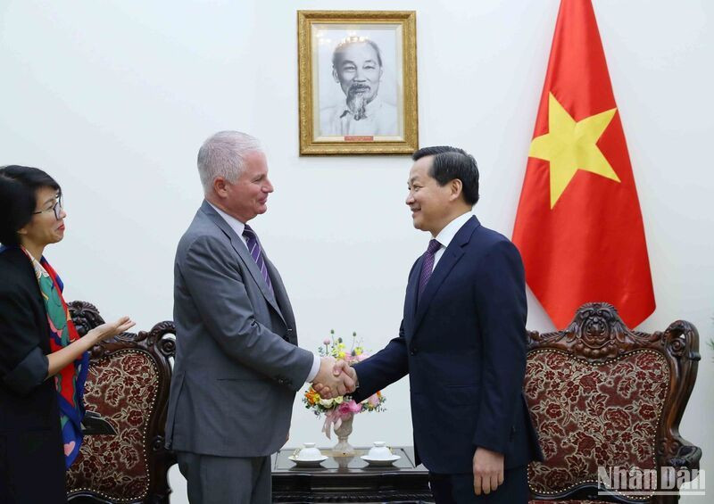 Phó Thủ tướng Lê Minh Khái tiếp ông Charles R. Kaye, Giám đốc điều hành Công ty Warburg Pincus, Hoa Kỳ. (Ảnh: VGP)
