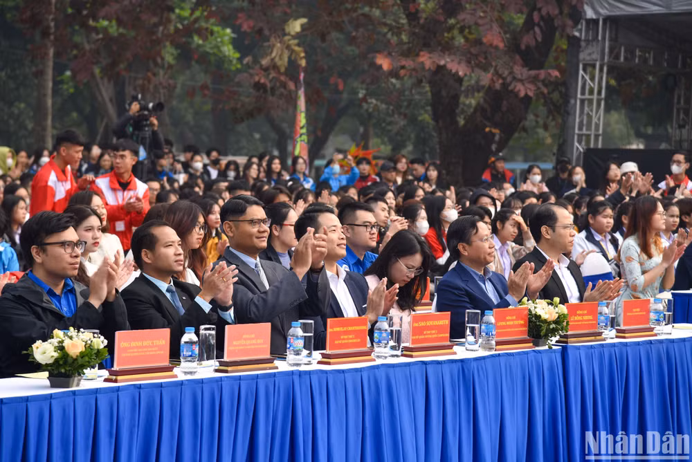 Các đại biểu tham dự chương trình.