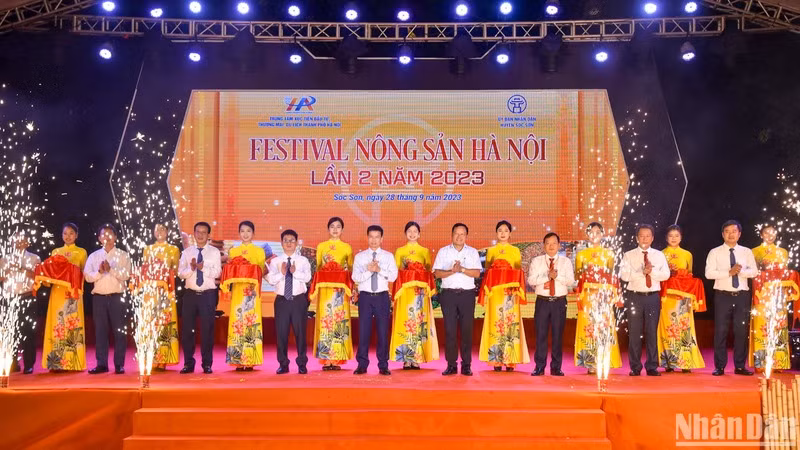 Các đại biểu cắt băng khai mạc Festival nông sản Hà Nội lần 2 năm 2023.