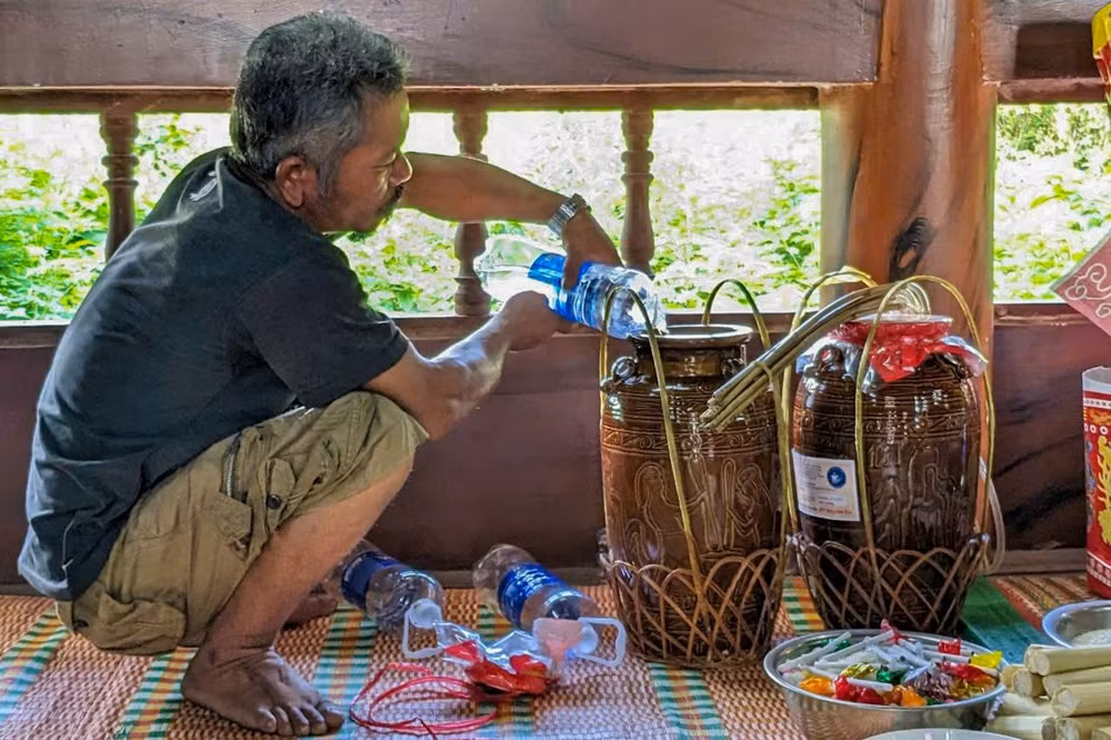 Rượu cần là một nét văn hoá đặc trưng trong ẩm thực của đồng bào Cơ Tu còn được lưu giữ đến nay. (Ảnh: Thanh Tân)