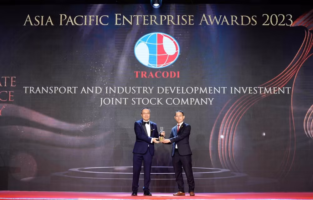 Ông Bùi Thiện Phương Đông - Phó Chủ tịch Tracodi đại diện công ty nhận giải Doanh nghiệp xuất sắc Châu Á 2023.