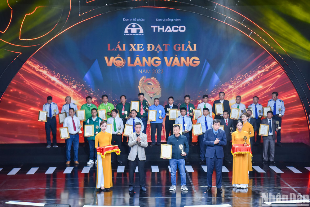 Trao giải "Vô lăng vàng" cho những tập thể, cá nhân đoạt giải.