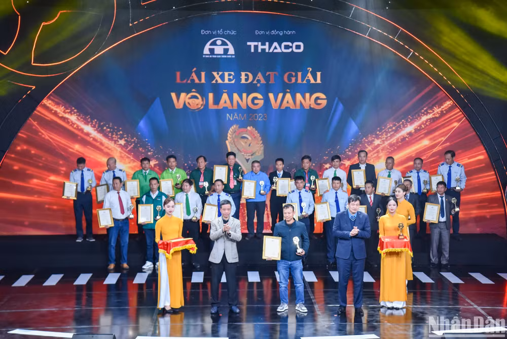 Trao giải "Vô lăng vàng" cho những tập thể, cá nhân đoạt giải.