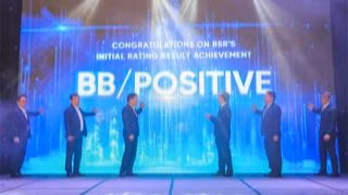 Các đại biểu thực hiện nghi thức công bố xếp hạng tín nhiệm lần đầu của BSR.