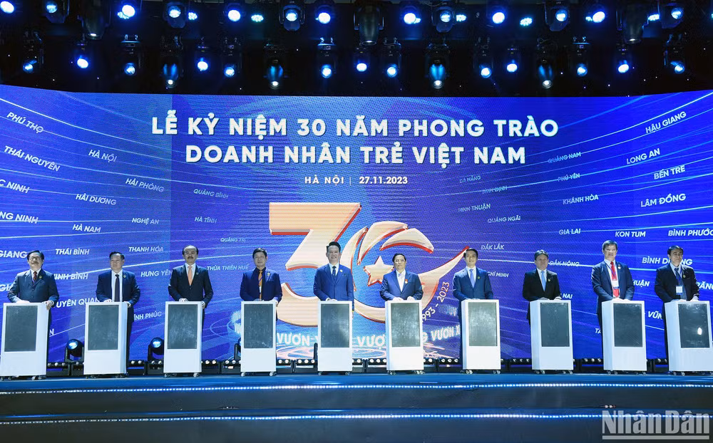 Thủ tướng Phạm Minh Chính, các đồng chí lãnh đạo, đại biểu thực hiện nghi thức bấm nút kỷ niệm 30 năm phong trào Doanh nhân trẻ Việt Nam. (Ảnh: Trần Hải)