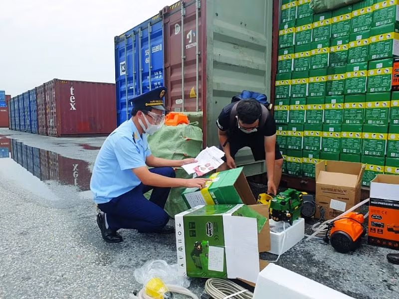 Hải quan Hải phòng kiểm tra thực tế hàng hoá (Ảnh: Nguyễn Lê)