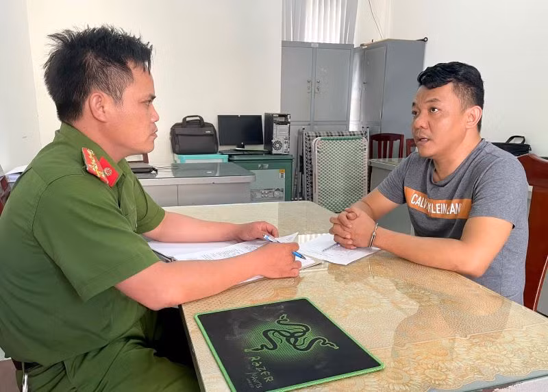 Điều tra viên lấy lời khai của Nghĩa vào chiều 4/2.