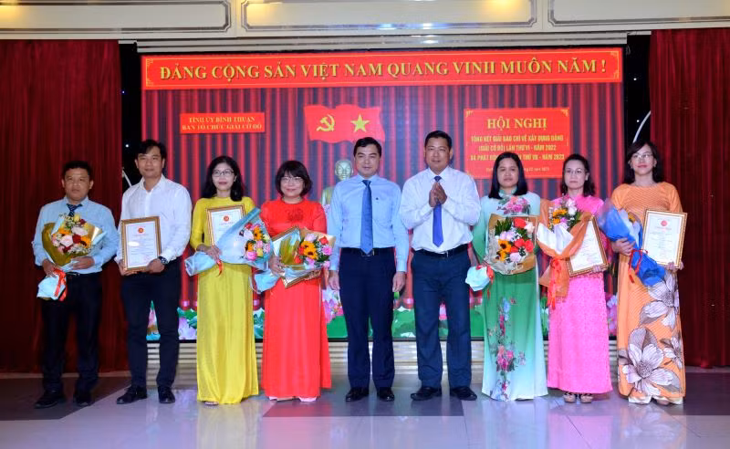 Ban tổ chức “Giải Cờ đỏ” trao giải B cho các tác giả có tác phẩm đạt giải.